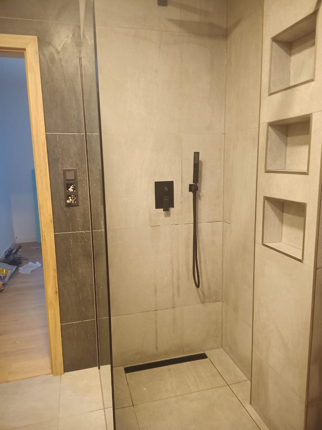 Renoviertes Bad mit bodengleicher Dusche und Wandnischen