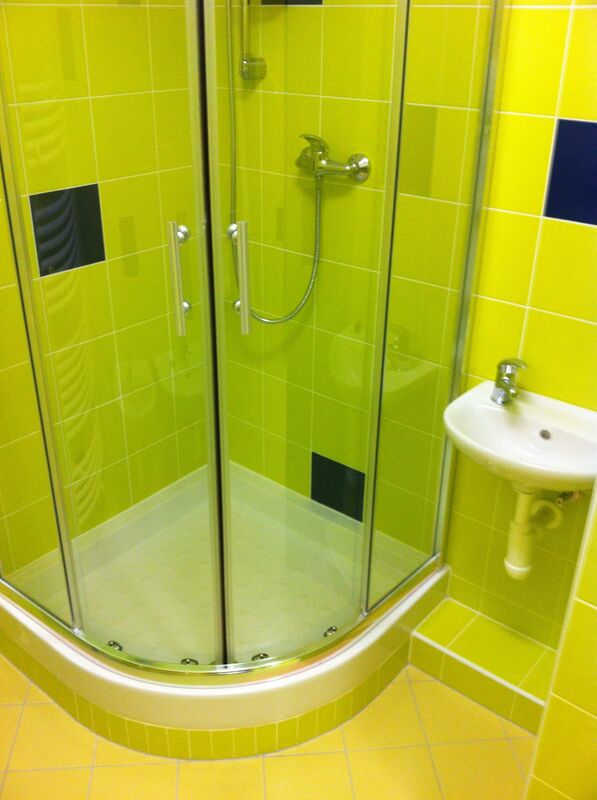 Dusche mit Glaswand im renovierten Bad