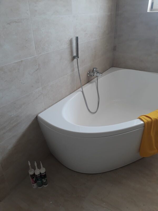 Eckbadewanne nach der Badsanierung