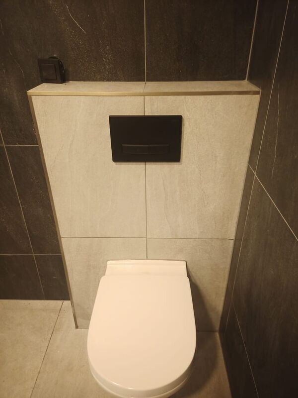 Neues Bad mit Wand-WC und großformatigen Fliesen