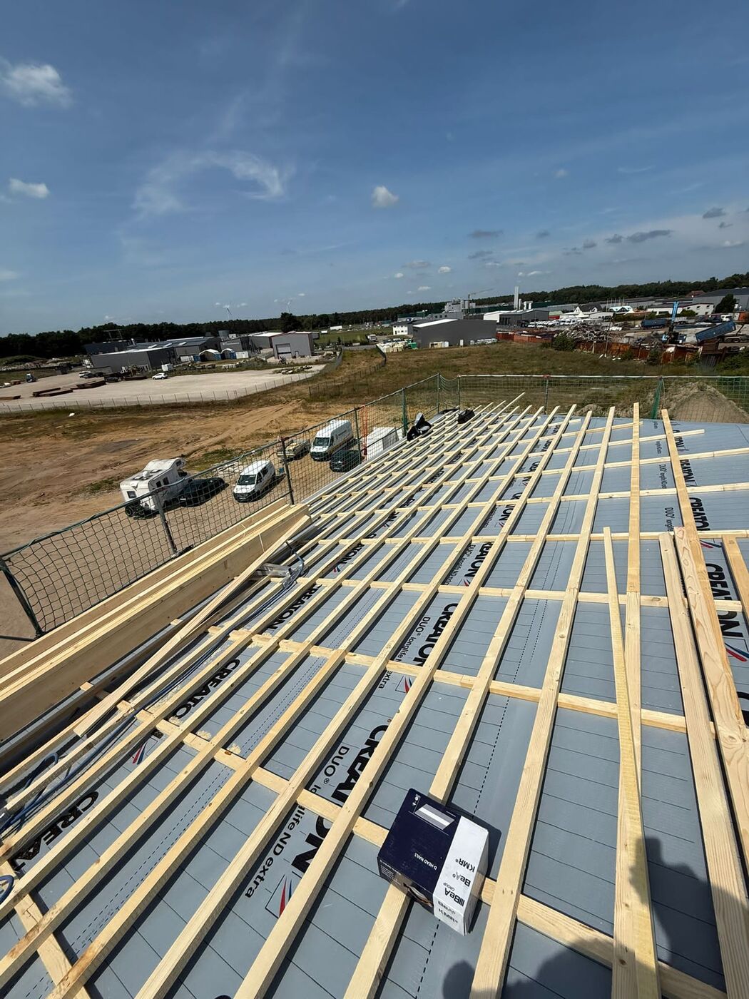 Dachlattung auf einem großen Steildach