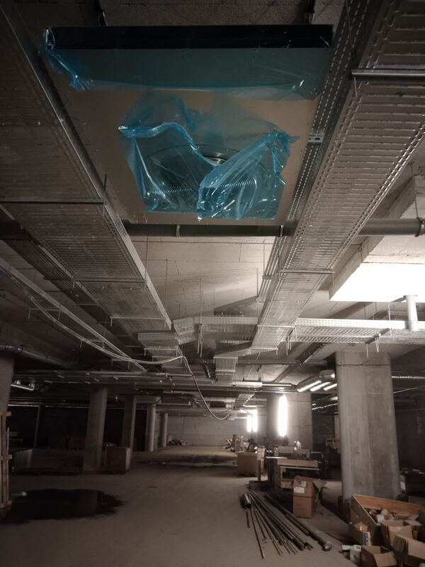 Leitungen und Installationen unter der Decke einer Tiefgarage