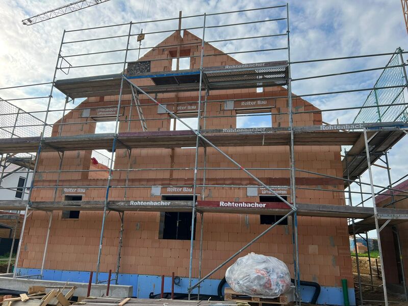 Einfamilienhaus mit Gerüst während der Fassadenarbeiten