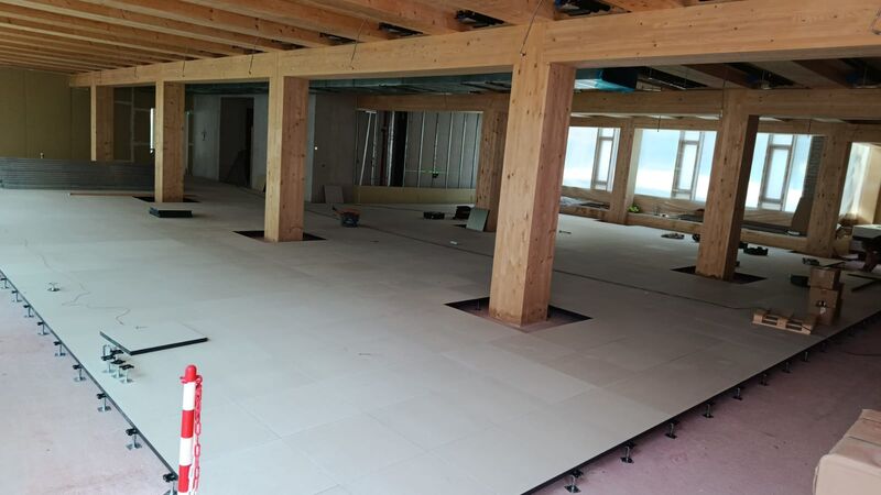 Innenausbau eines Obergeschosses mit Holzstützen