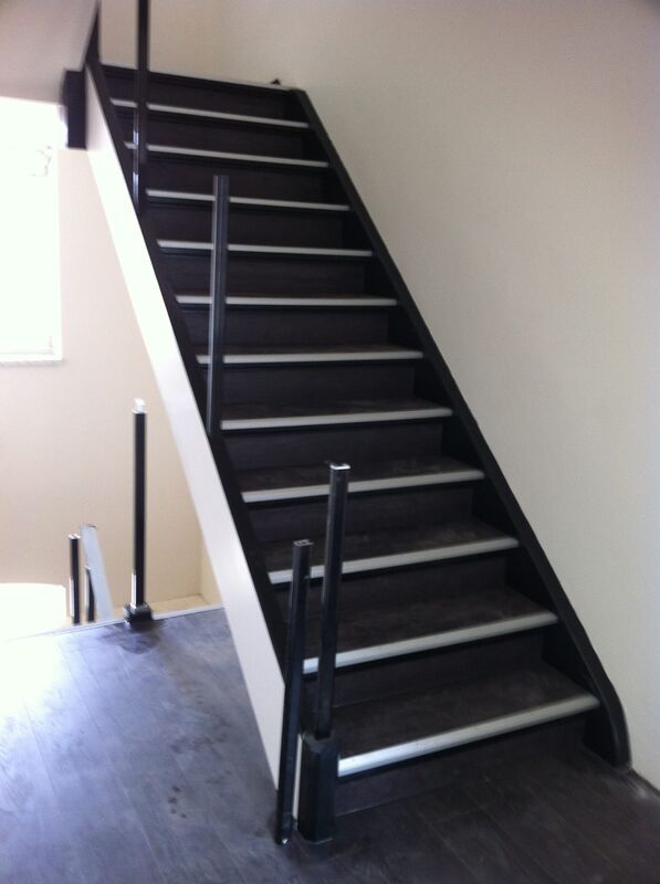 Montierte Metalltreppe im Innenraum