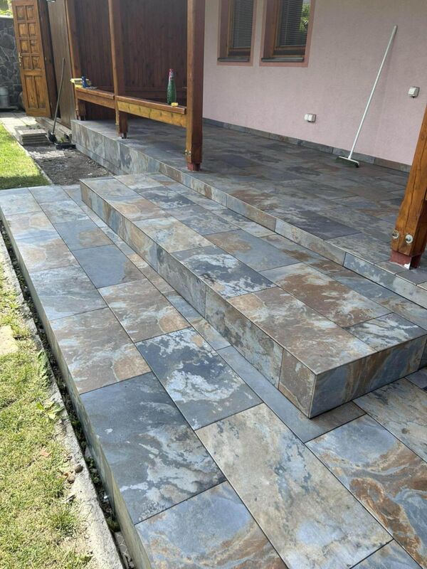 Terrasse mit großformatigen Platten