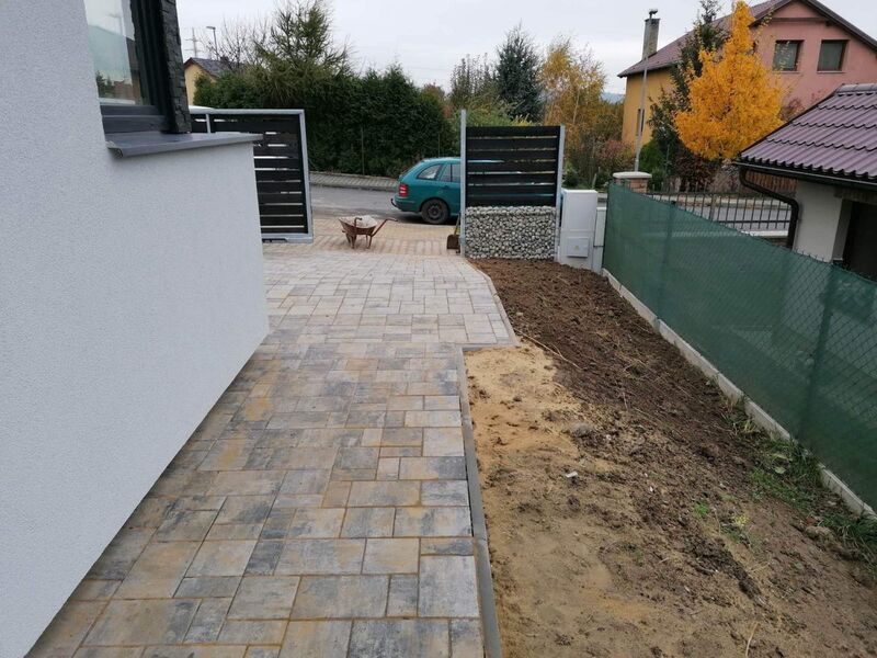 Gepflasterter Weg entlang eines Hauses