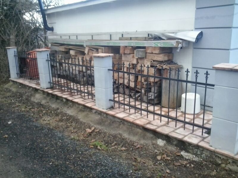 Fertiger Zaun mit gemauerten Pfeilern und Betonsockel