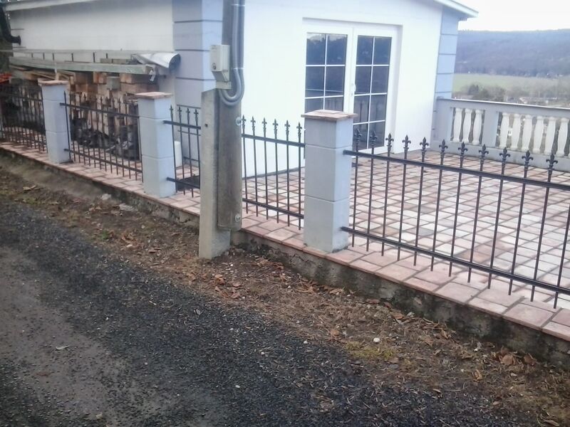 Zaun mit gemauerten Pfeilern und Betonsockel